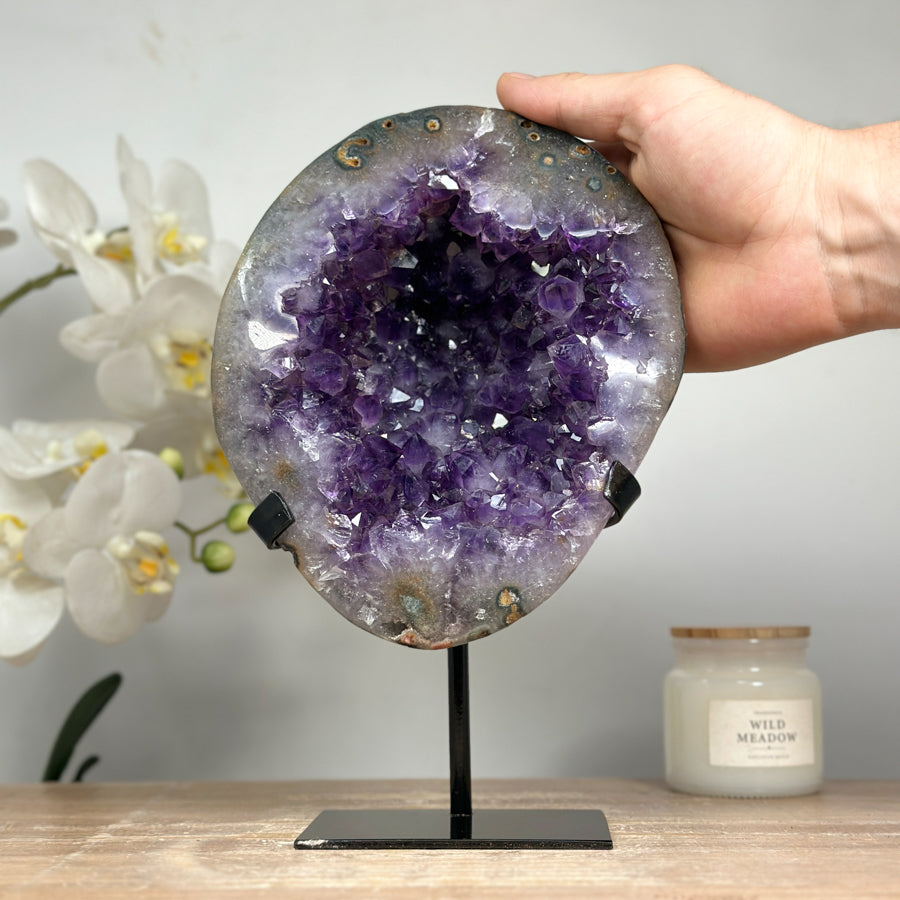 Amethyst-Geode mit weit geöffneter Kristallkammer