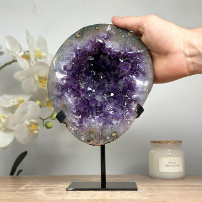 Amethyst-Geode mit weit geöffneter Kristallkammer