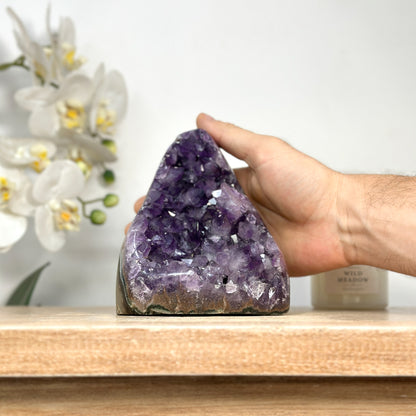 Amethyst-Druse mit dicht gewachsener Kristallfläche und violetten Kristallspitzen
