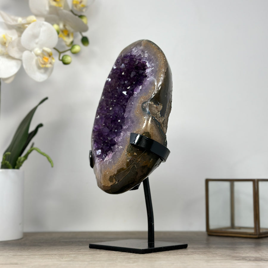 Amethyst-Geode mit harmonisch geöffneter Kristallkammer