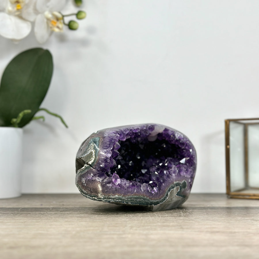 Amethyst-Geode mit polierter Randfläche und natürlicher Kristallstruktur