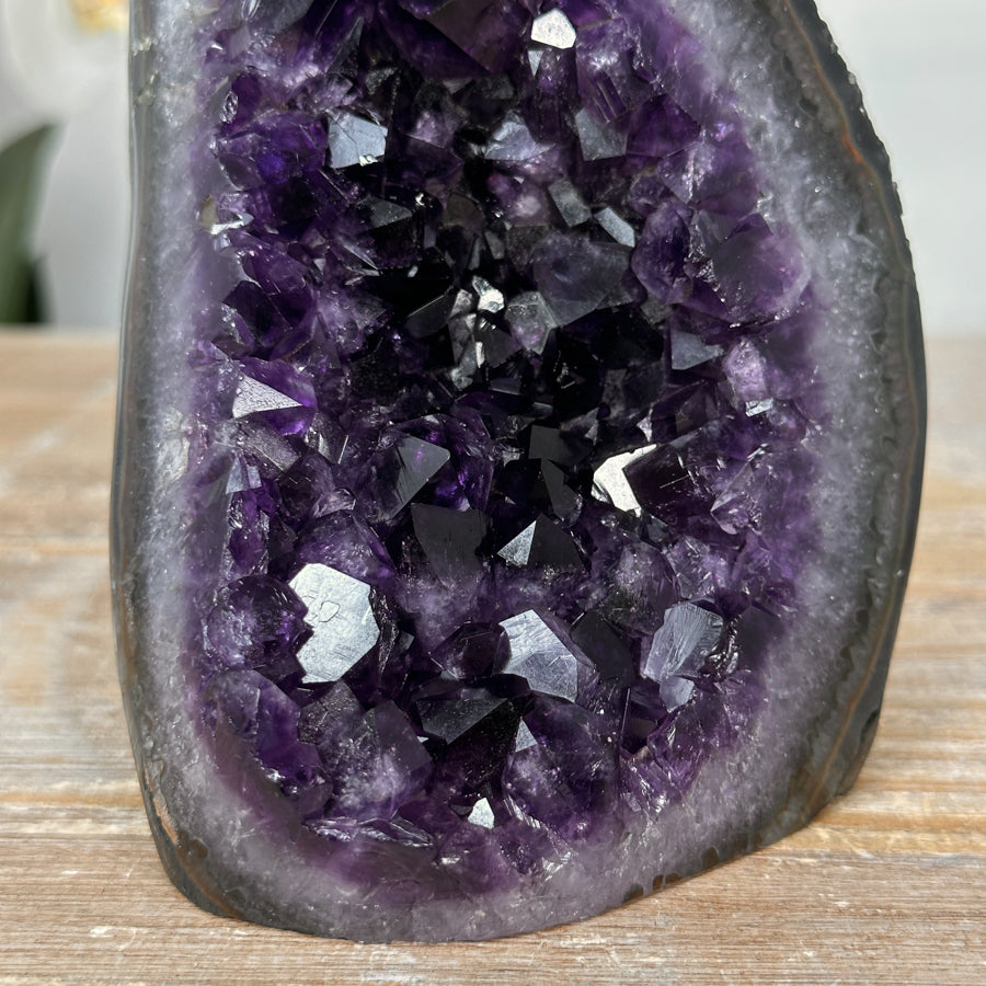 Amethyst-Geode mit dicht gewachsener, tiefvioletter Kristallstruktur