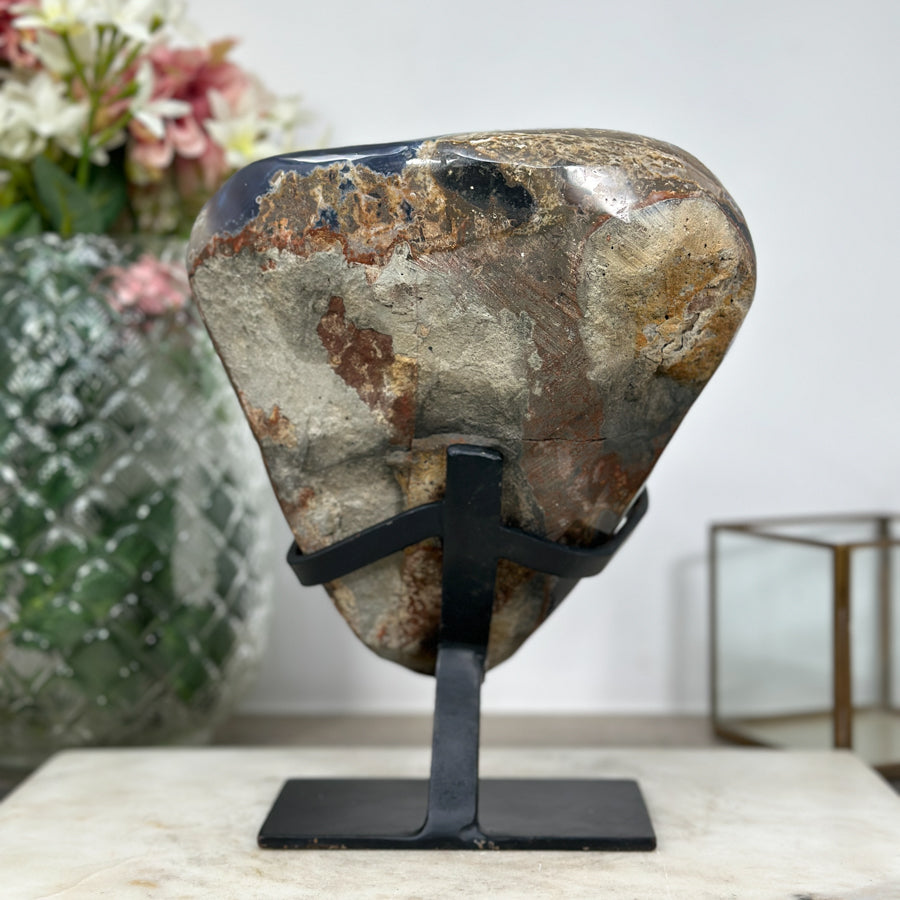 Amethyst-Cluster mit kontrastreicher Achat-Schale und lebendiger Kristallstruktur, in exklusiver Premiumqualität