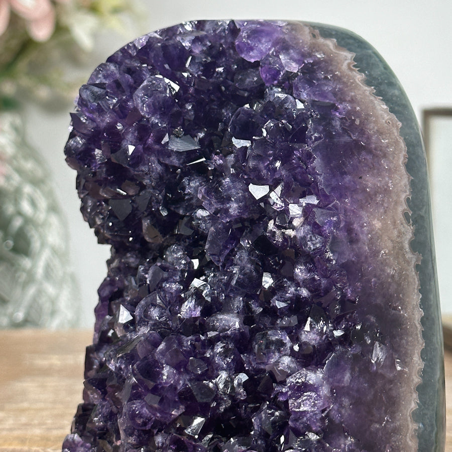 Amethyst-Druse mit tiefvioletter, dicht verwachsener Kristallzone