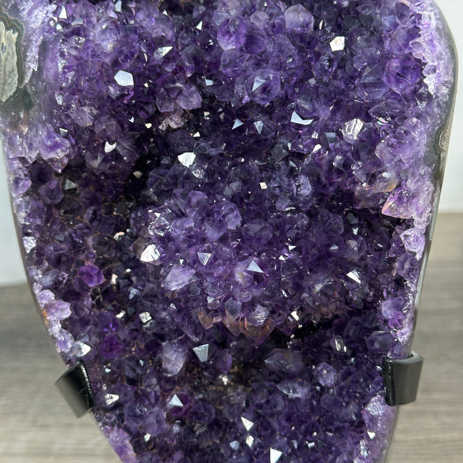 Amethyst-Kristallhöhle mit tief ausgebildeter Innenstruktur