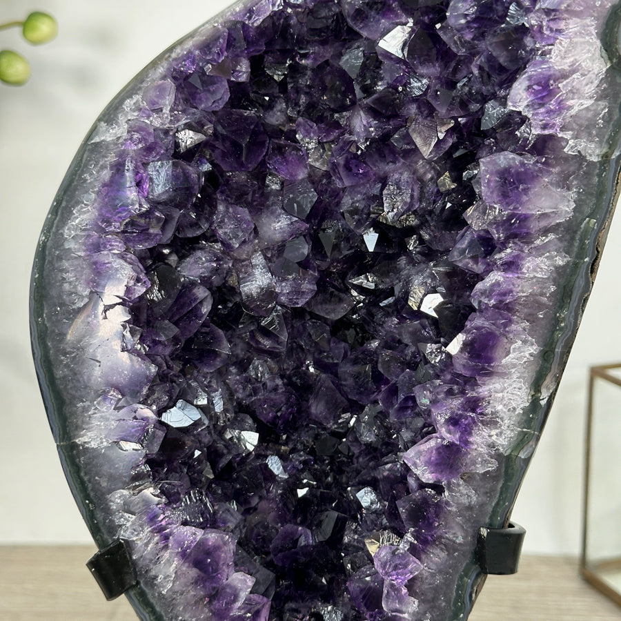 Amethyst-Geode mit tiefvioletter, massiver Kristallformation