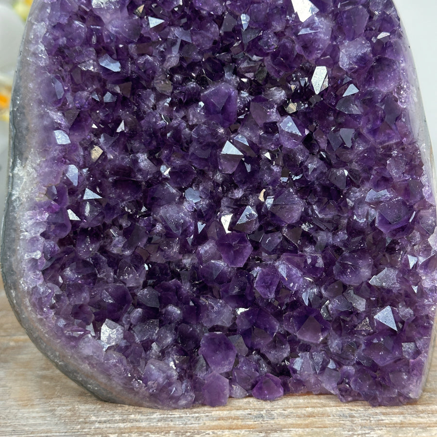 Amethyst-Kathedrale mit dicht gewachsener, violetter Kristallstruktur