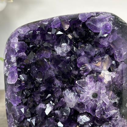 Amethyst-Kristallcluster mit gleichmäßig gewachsener Spitzenzone, in ausgewählter Spitzenqualität