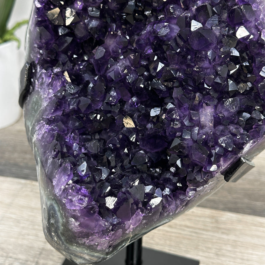 Amethyst-Geode mit tiefvioletter, raumgreifender Kristallstruktur, in ausgewählter Spitzenqualität