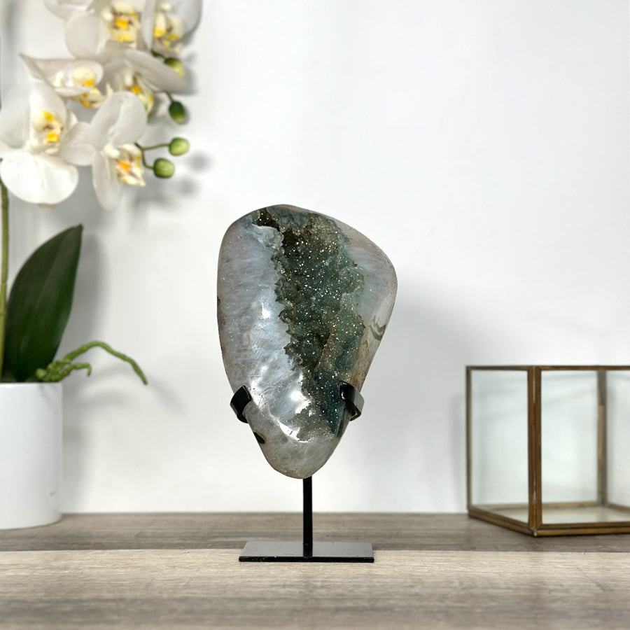 Zuckerquarz-Kristall mit polierter Oberfläche und grünlicher Farbwirkung