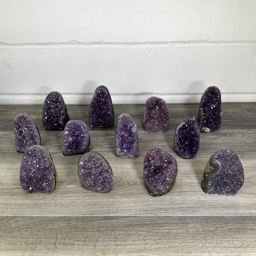 Amethyst-Kathedralen-Set 12-teilig, mit symmetrisch gewachsenen, violetten Kristallkammern