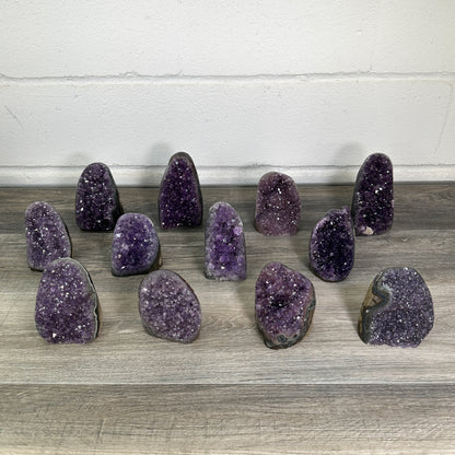 Amethyst-Kathedralen-Set 12-teilig, mit symmetrisch gewachsenen, violetten Kristallkammern