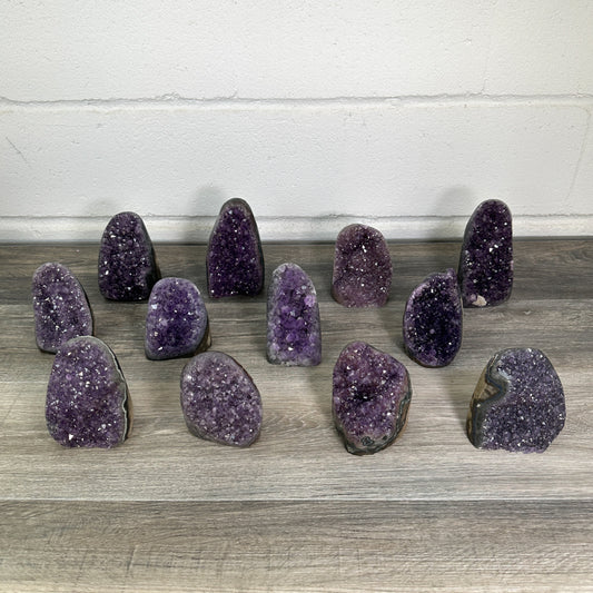 Amethyst-Kathedralen-Set 12-teilig, mit symmetrisch gewachsenen, violetten Kristallkammern