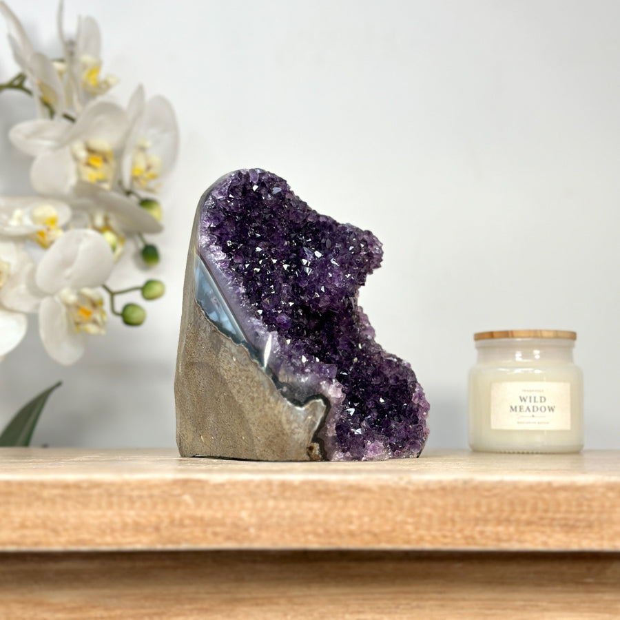 Amethyst-Druse mit stalaktitischer Kristallstruktur und tropfsteinartigen Kristallformationen