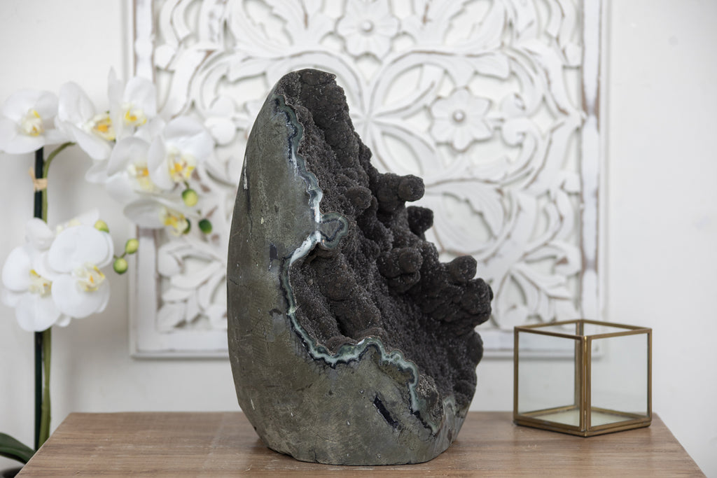 Schwarze Amethyst-Kathedrale XXL mit ausgeprägter dunkelvioletter Kristallzone, in hochwertiger Naturqualität