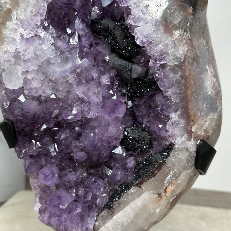 Amethyst-Geode XL mit beeindruckend ausgebildeter Kristallkammer
