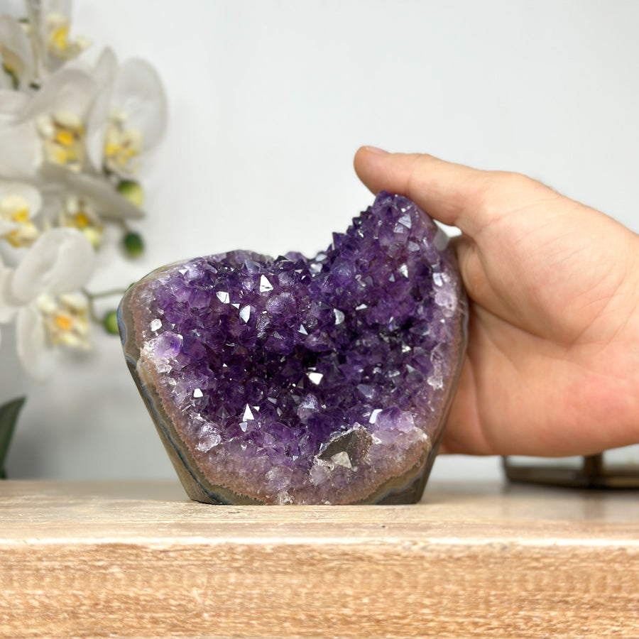 Amethyst-Cluster mit intensiv tiefvioletten Kristallspitzen und klarer Struktur