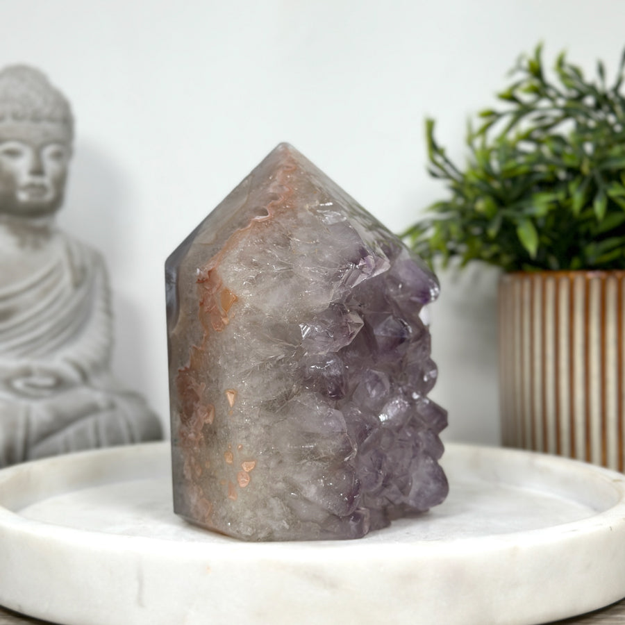 Amethyst-Achat-Obelisk mit ausgeprägter Kristallmatrix
