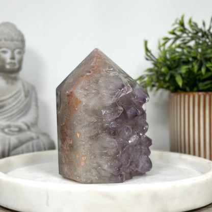 Amethyst-Achat-Obelisk mit ausgeprägter Kristallmatrix