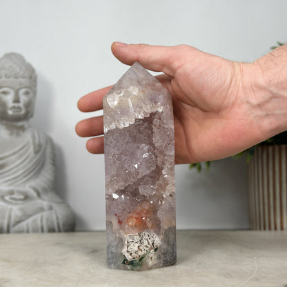 Quarz-Obelisk mit klarer transparenter Kristallstruktur