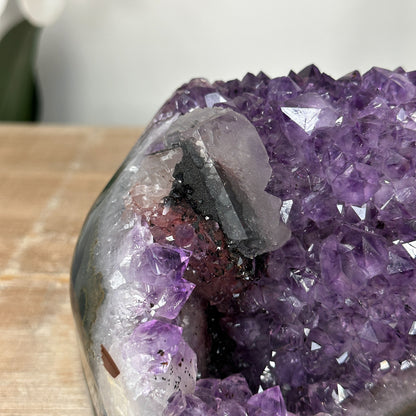 Amethyst-Druse mit integrierter Kalzitformation und klarer Kristallarchitektur