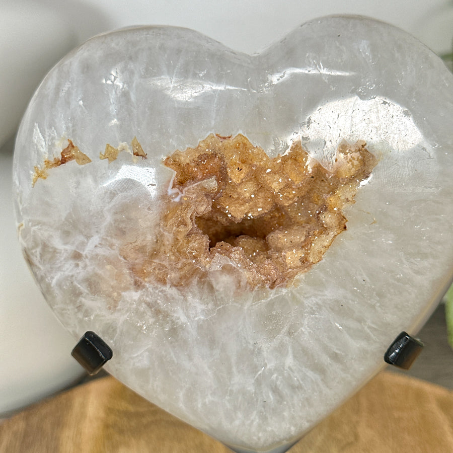 Gelbe Quarz-Druzy-Herzskulptur mit funkelnder Druzy-Oberfläche und transparenter Kristallbildung