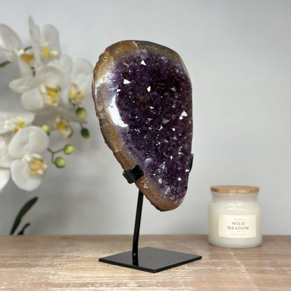 Amethyst-Kristallcluster mit klar ausgerichteten Kristallspitzen