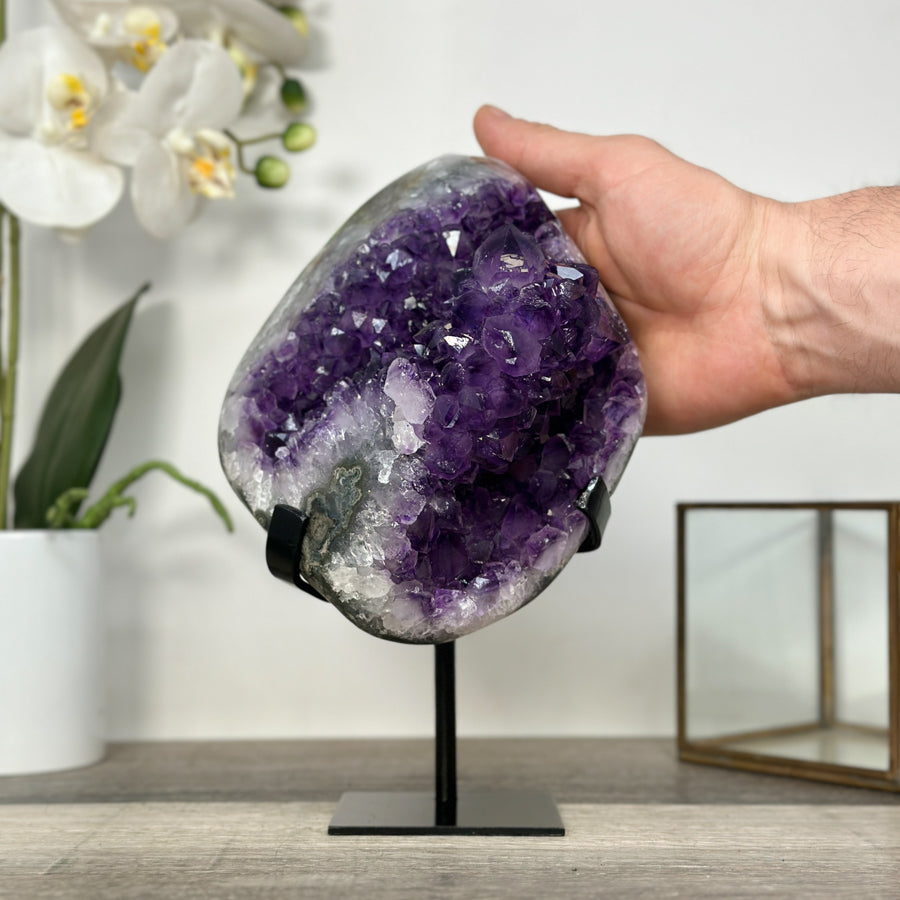Amethyst-Geodencluster mit kontrastierender Quarz-Matrix