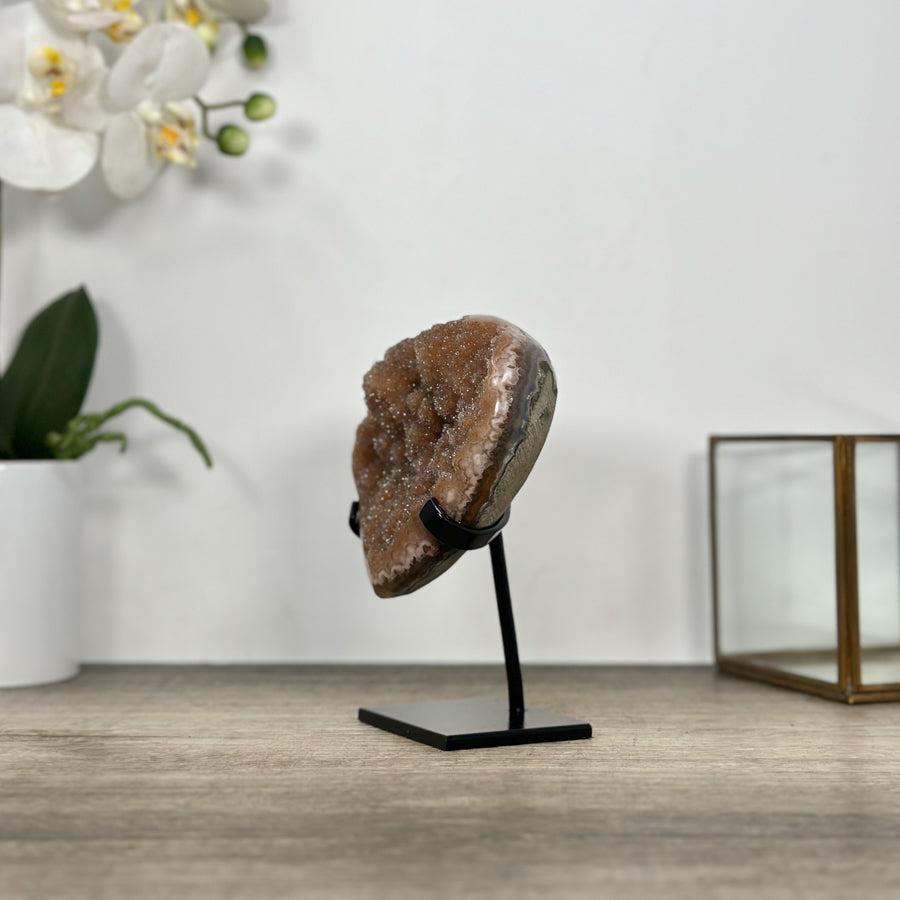 Quarz-Druzy-Herzskulptur mit orangefarbener, glitzernder Kristalloberfläche