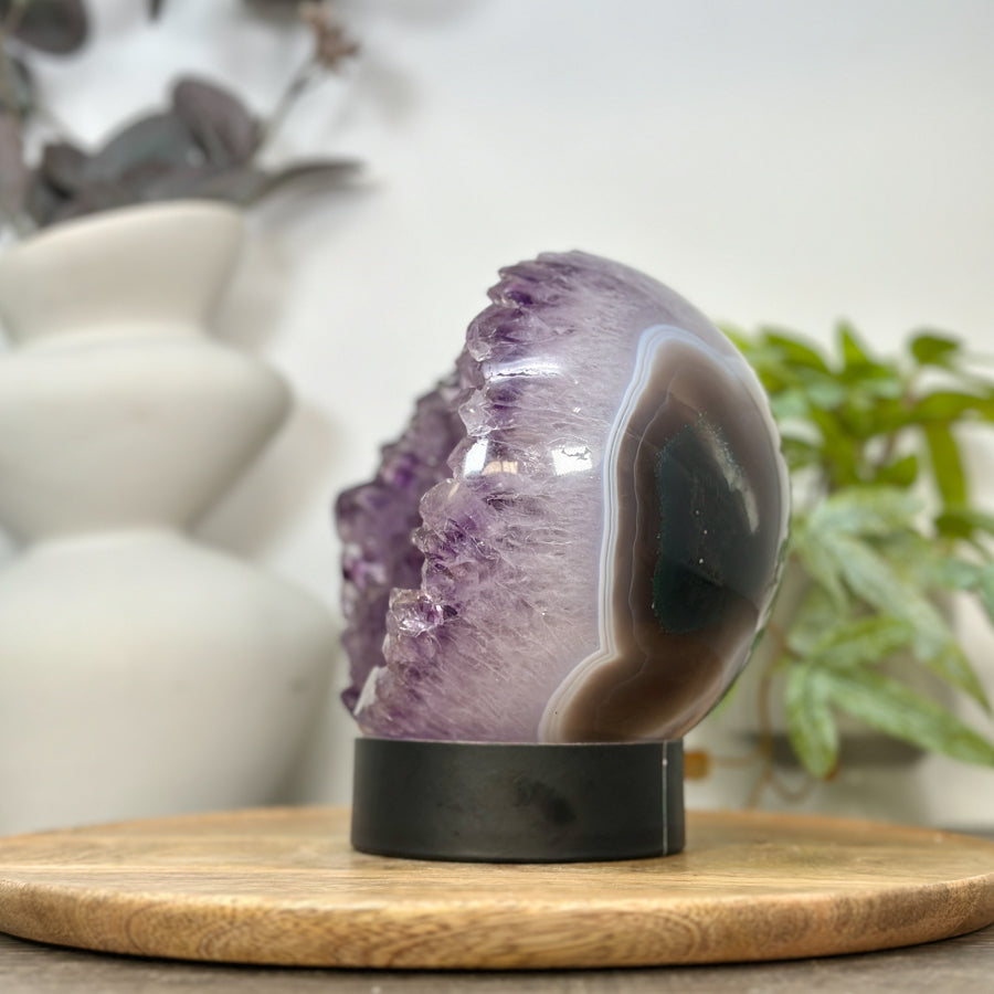 Amethyst-Steinkugel mit harmonischer Kristallstruktur und feiner Druzy-Oberfläche