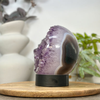 Amethyst-Steinkugel mit harmonischer Kristallstruktur und feiner Druzy-Oberfläche