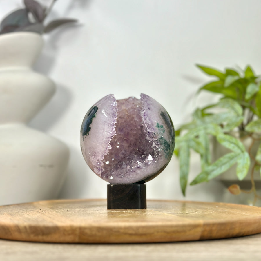 Amethyst-Sphäre mit purpurner Kristallformation und Achat-Maserung