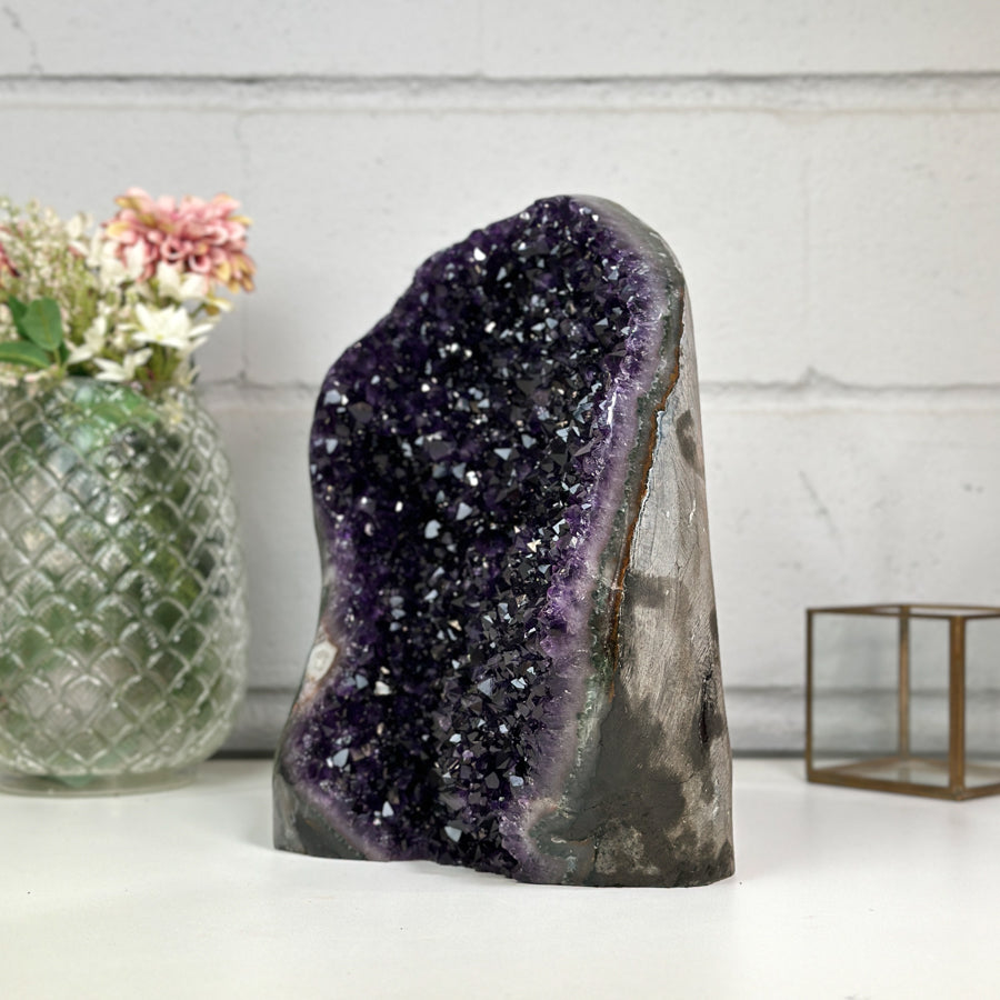 Amethyst-Kathedrale groß mit imposant geöffneter, violetter Kristallkammer