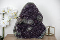 Amethyst-Kathedrale mit Kalzitformation und markanter Jaspis-Matrix, in exklusiver Premiumqualität