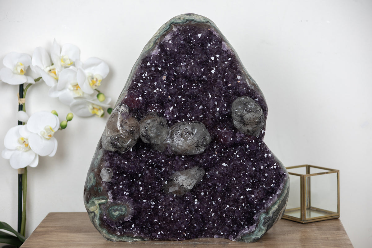 Amethyst-Kathedrale mit Kalzitformation und markanter Jaspis-Matrix, in exklusiver Premiumqualität