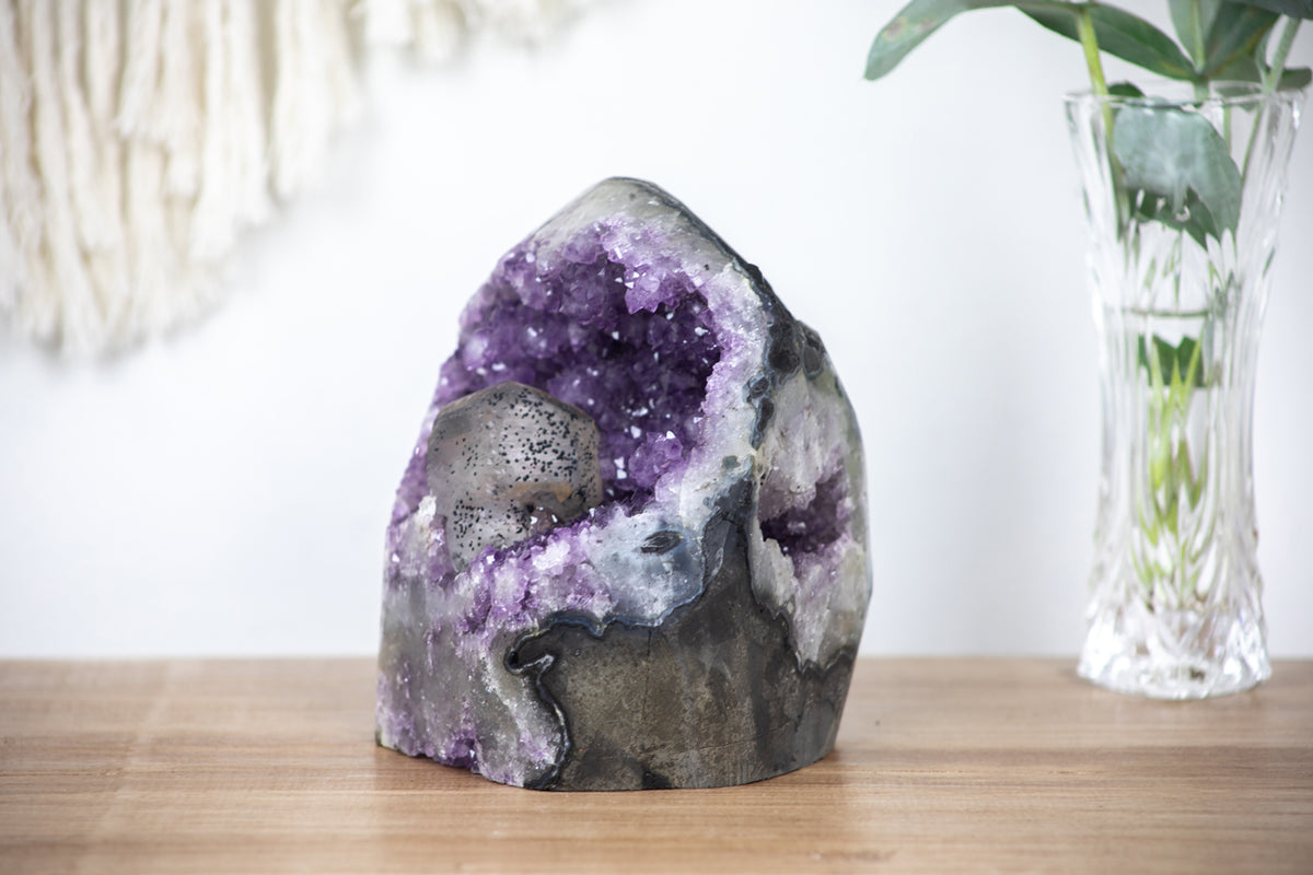 Amethyst-Geode mit plastisch hervorstechendem Kalzit-Kristall