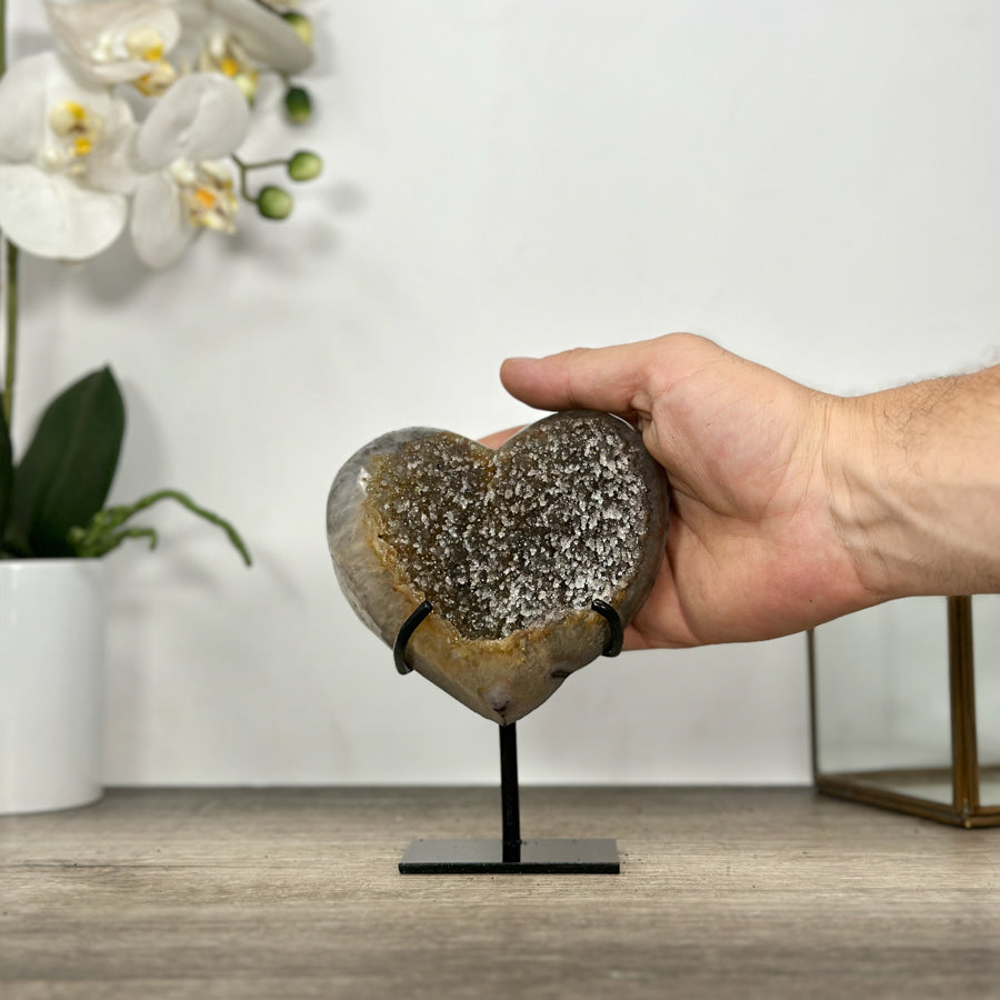 Quarz-Herzskulptur mit kristallklarer, lichtdurchlässiger Quarzstruktur