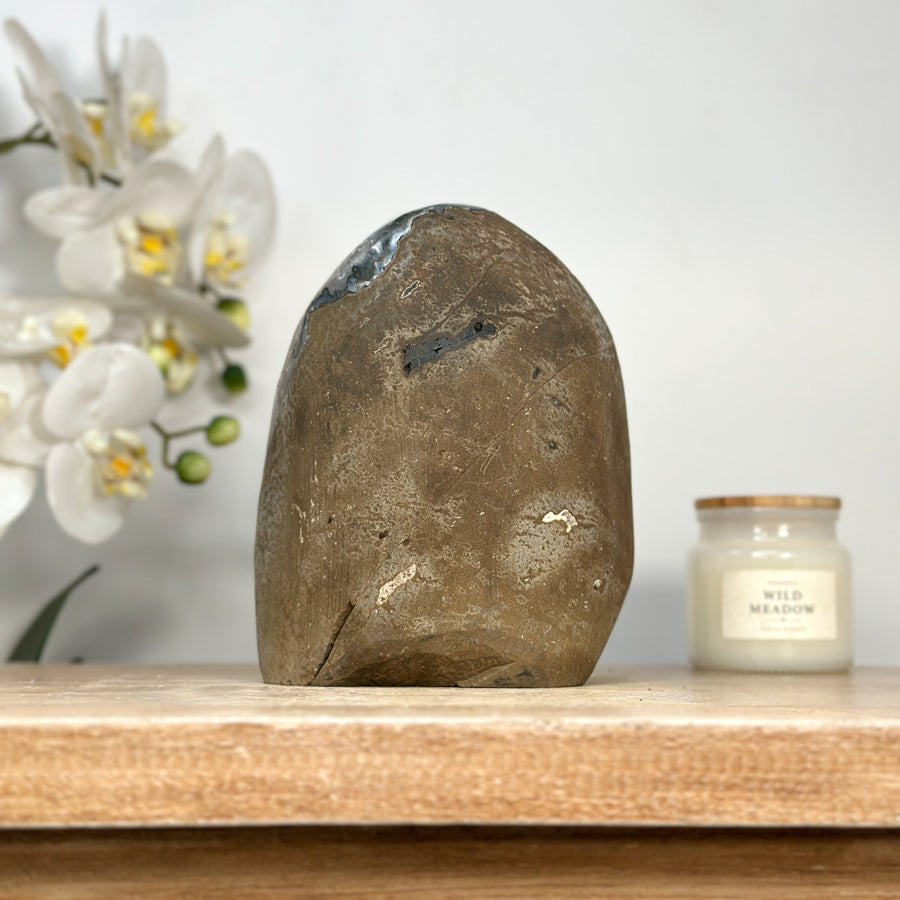 Amethyst-Kathedrale mit dicht gewachsener, violetter Kristallstruktur