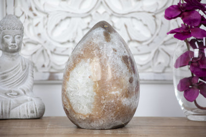 Quarz-Stein-Ei mit elegant anmutender Natursteinstruktur, in ausgewählter Spitzenqualität