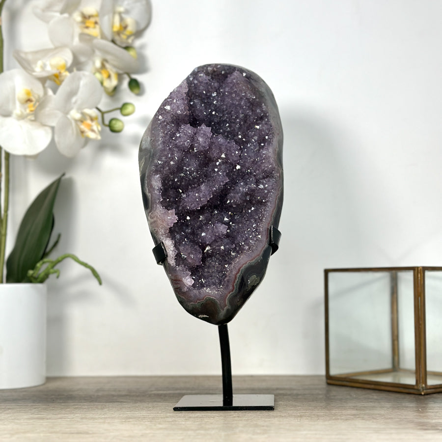 Amethyst-Achat-Geode mit dichter Stalaktitenbildung