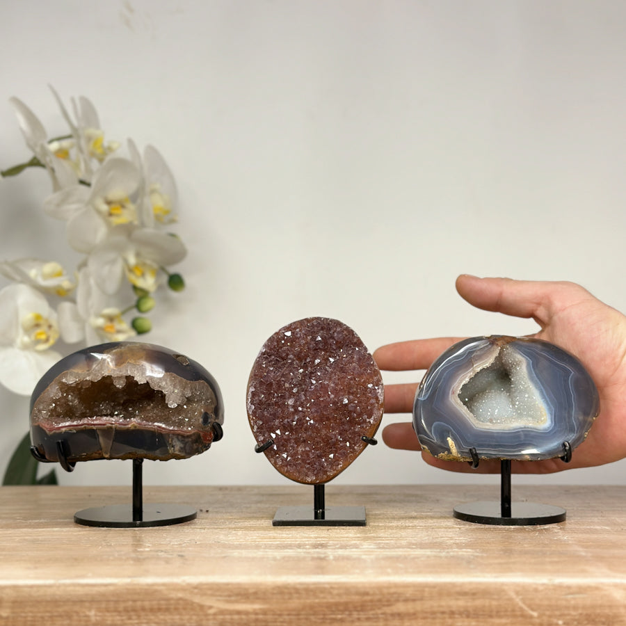 Kristallenskulpturen-Set 6-teilig, mit kristallinen Oberflächen und vielgestaltiger Mineralstruktur