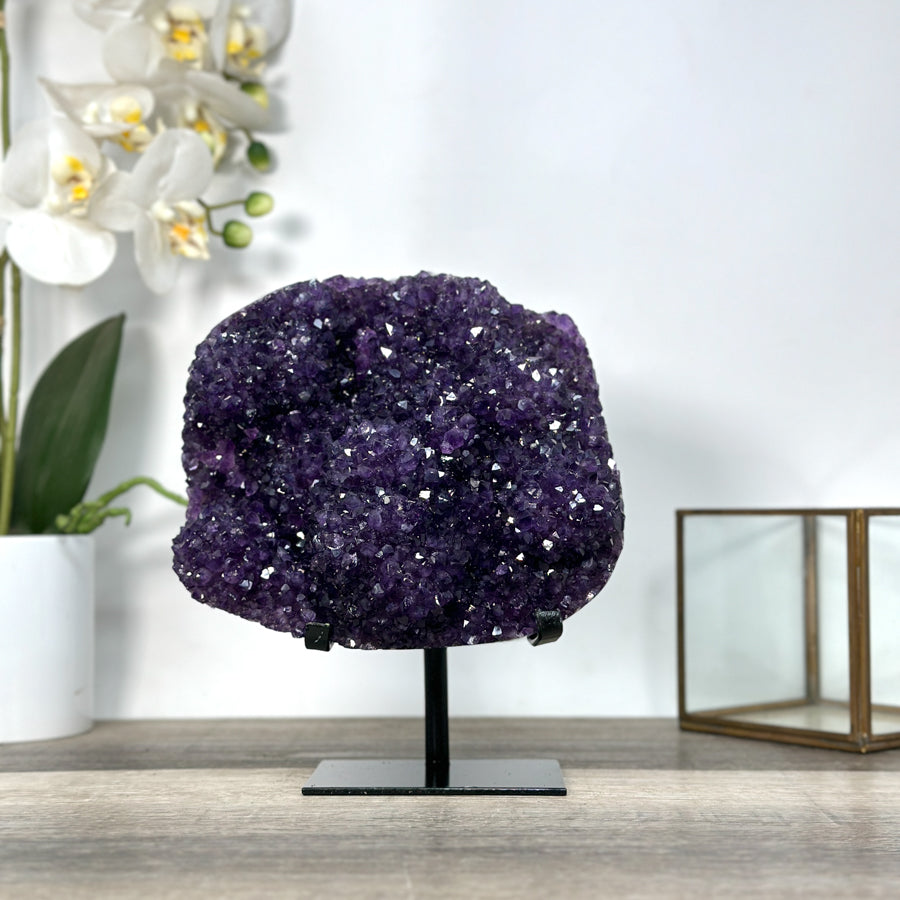 Amethyst-Cluster mit dicht gewachsener, tiefvioletter Kristallstruktur, in exklusiver Premiumqualität