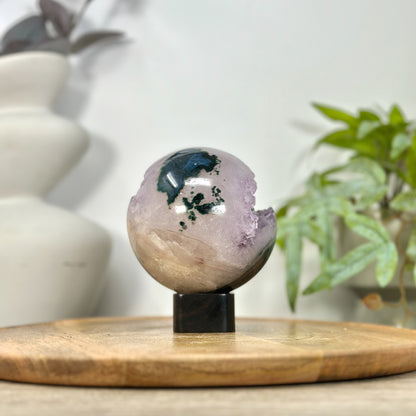 Amethyst-Sphäre mit purpurner Kristallformation und Achat-Maserung