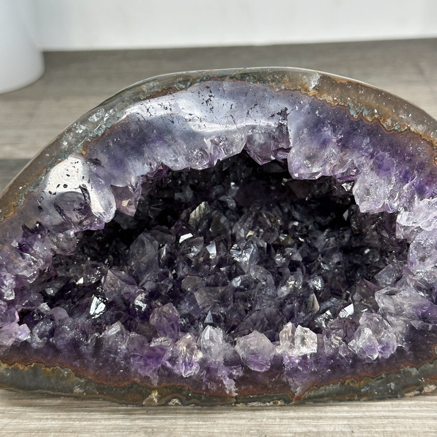Amethyst-Geode mit kontrastreicher Quarzschale