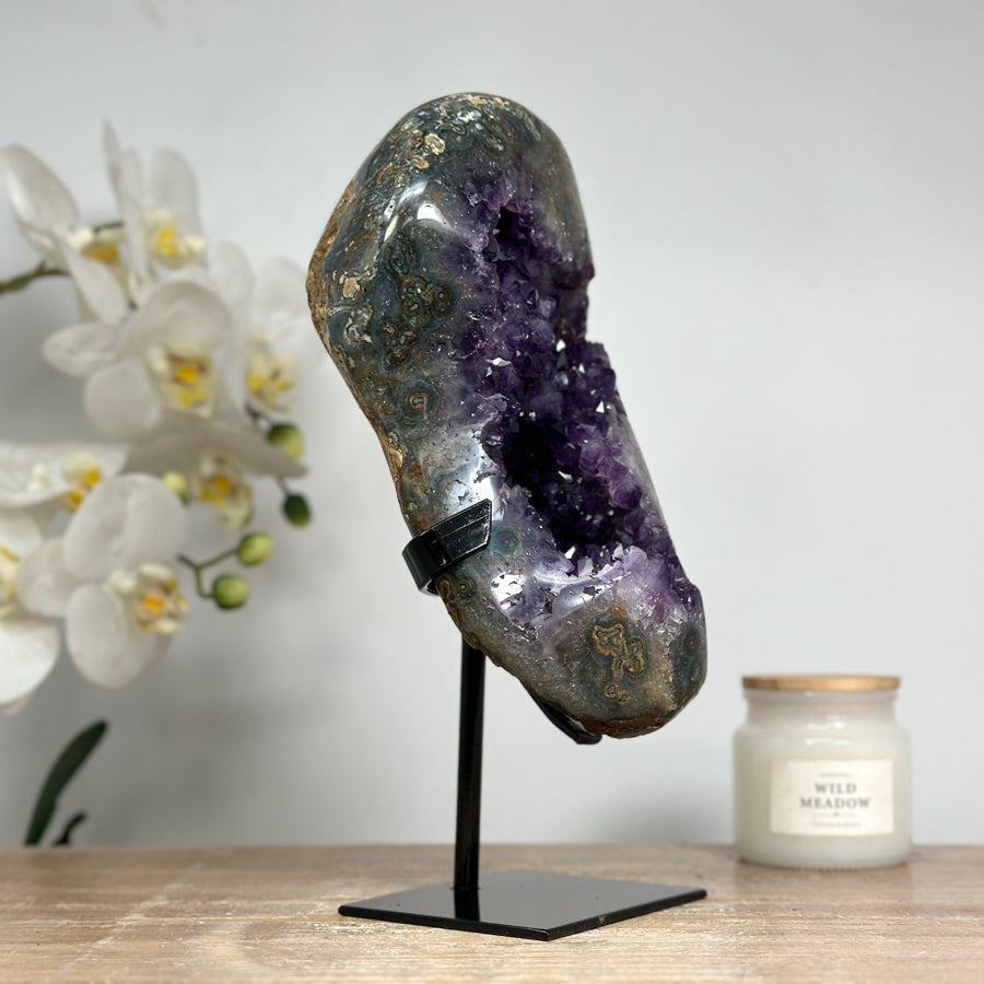 Amethyst-Geode mit skulpturaler Kristallarchitektur