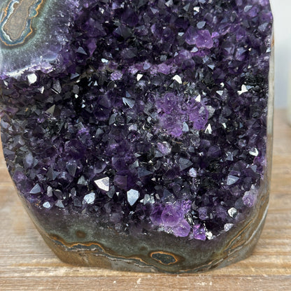 Amethyst-Druse mit violetter Kristallstruktur und grüner Jaspis-Matrix