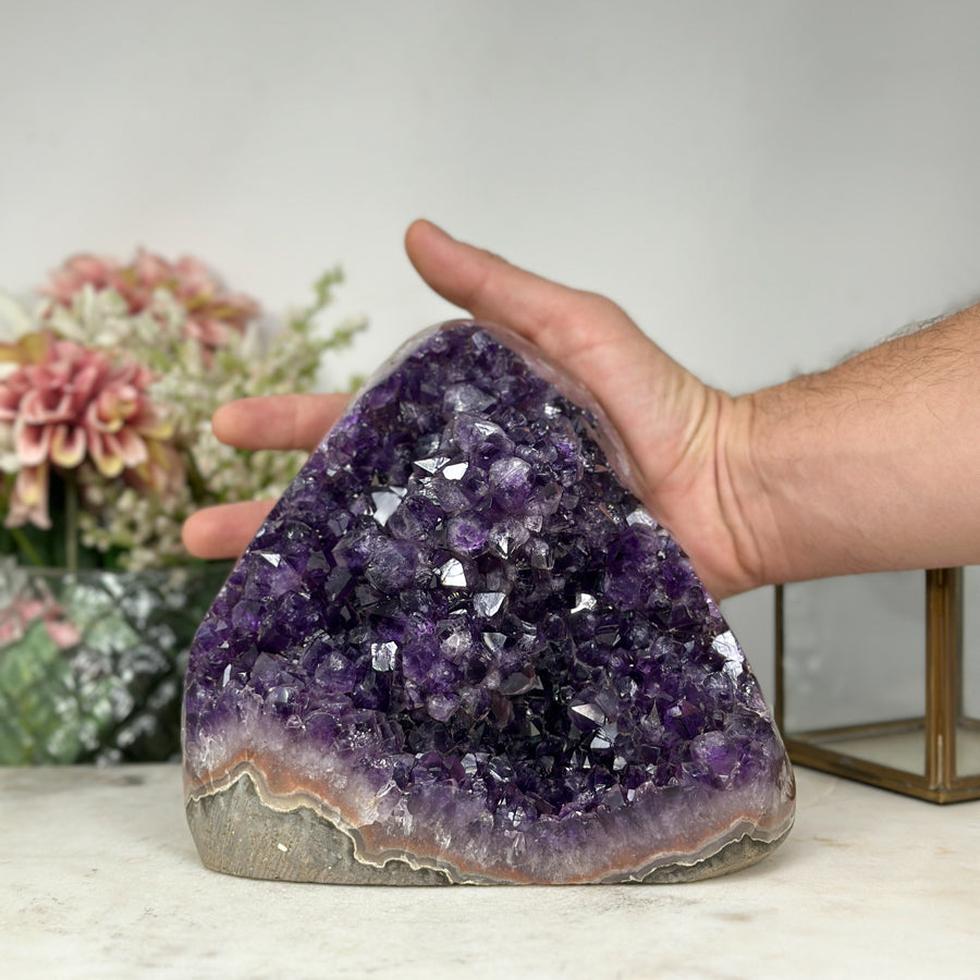 Amethyst-Kathedrale mit kristallreicher, violetter Innenstruktur