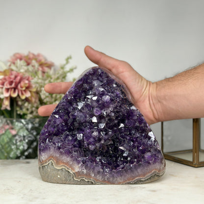 Amethyst-Kathedrale mit kristallreicher, violetter Innenstruktur