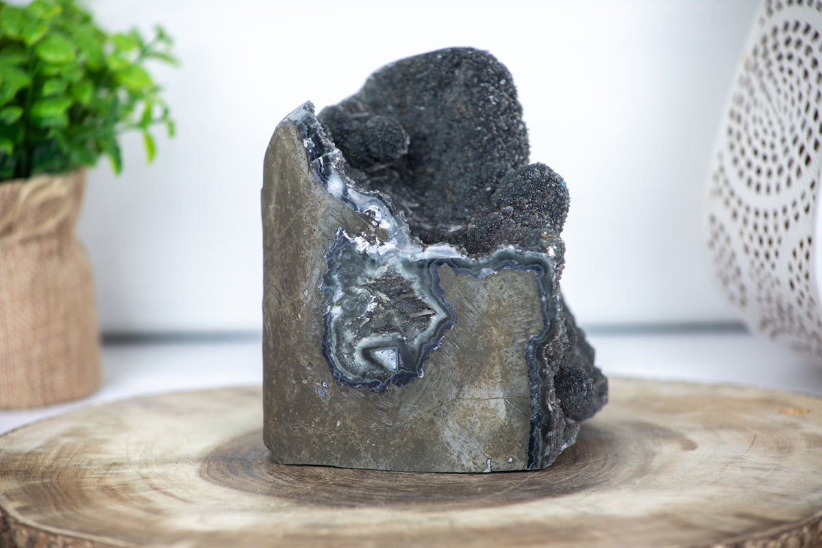 Schwarze Amethyst-Kathedrale mit tief ausgeprägter, dunkelvioletter Kristallzone