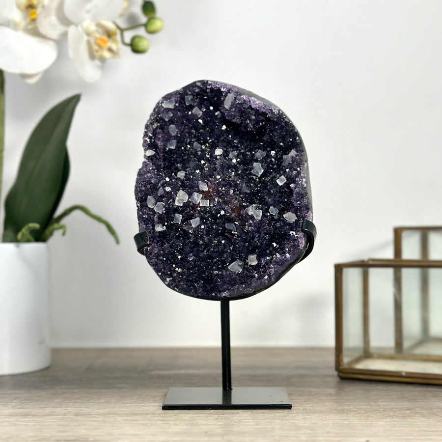 Amethyst-Matrix mit eingewachsenen Kalzitkristallen